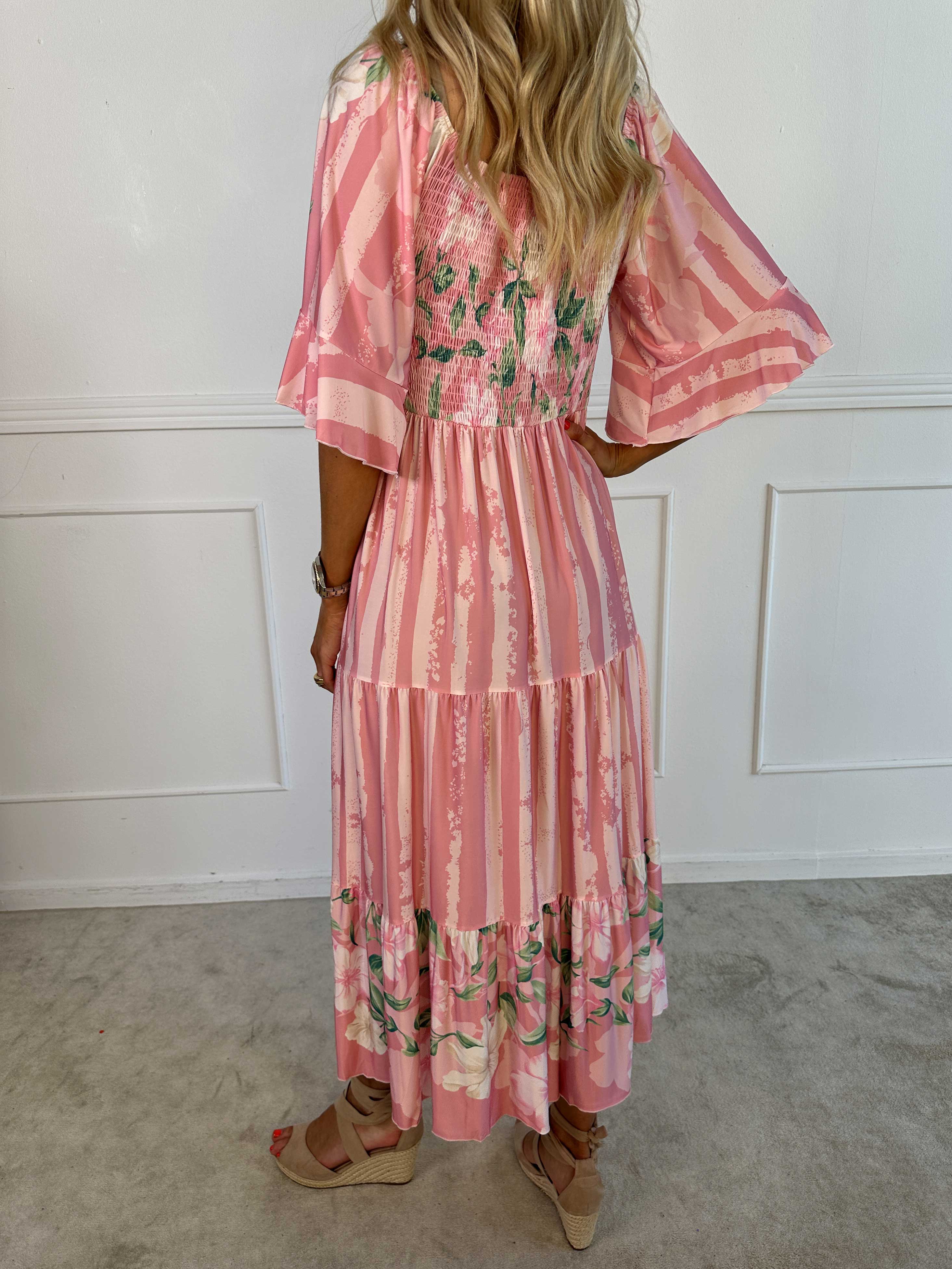 Elna Floral Stripe - Blommig elastisk klänning med smockat bröst